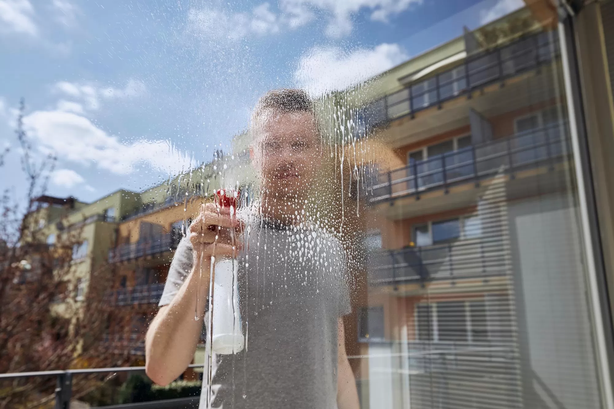 تقييم خدمات تنظيف الأسطح بعد العواصف الرملية في المملكة